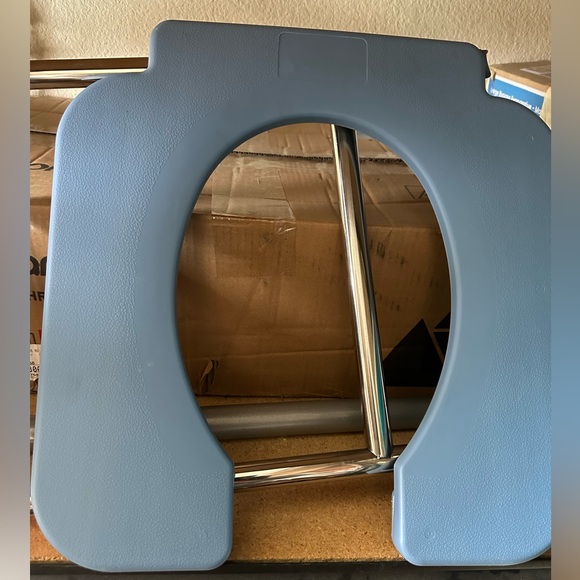 Deewow Raised Toilet Seat with Handles 400lb - Picture 5 of 5